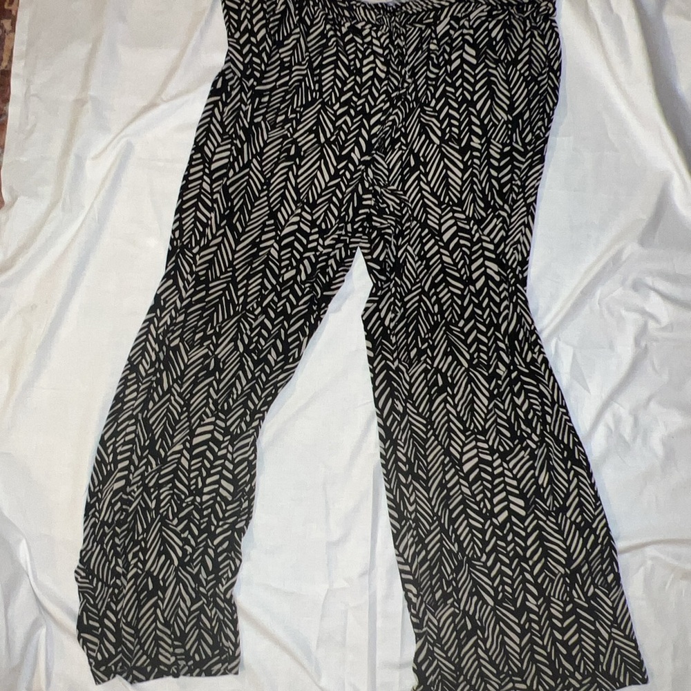 Roz & Ali Black and White Wide Leg Pants with Geometric Print